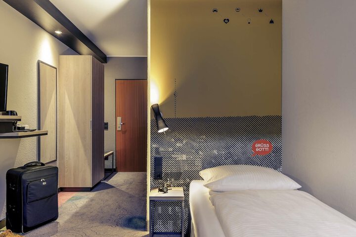 Room 13 of 44