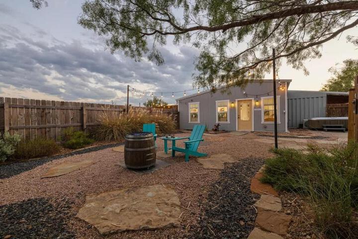 Exterior of The Janis Bungalow w / Hot tub