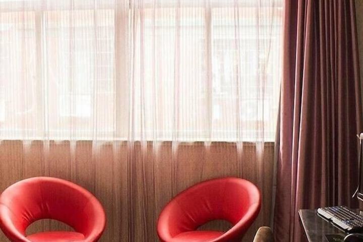 Room 10 of 16