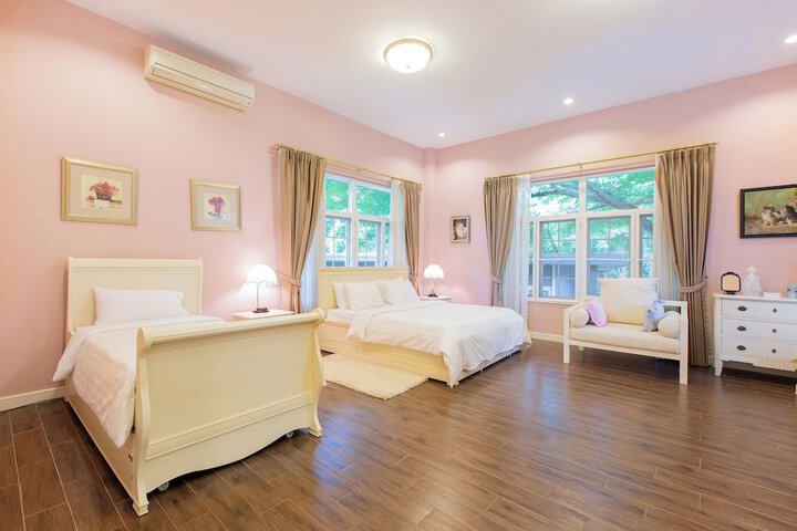 Room 35 of 102