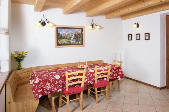 Dining 9 of 14