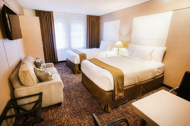 Double Deluxe King Bed (7 of 8)