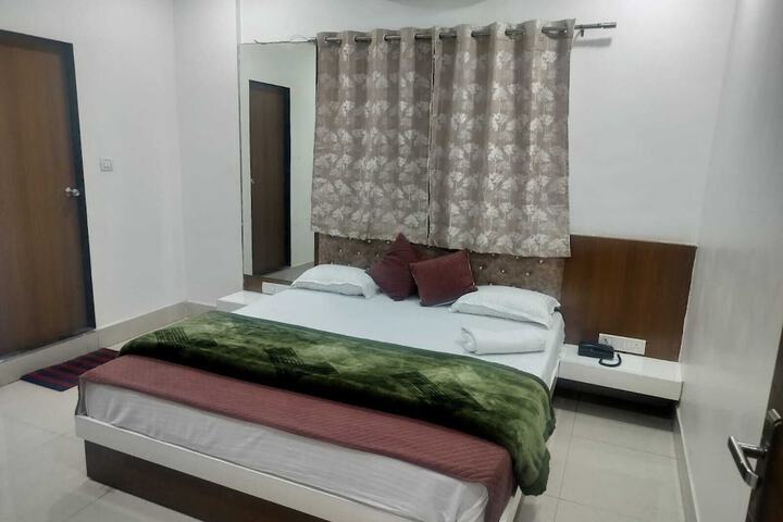 Room 13 of 32