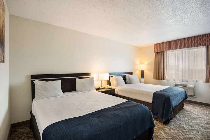 2 Queen Beds Microwave and Refrigerator 32 Inch LCD Television High Speed Internet Full Breakfast (16 of 18)