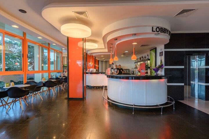Lobby lounge