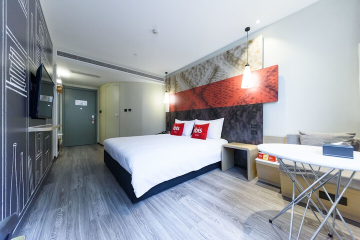 Room 27 of 86
