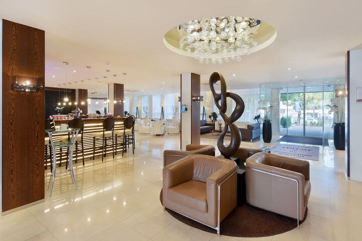 Entrance & Lobby