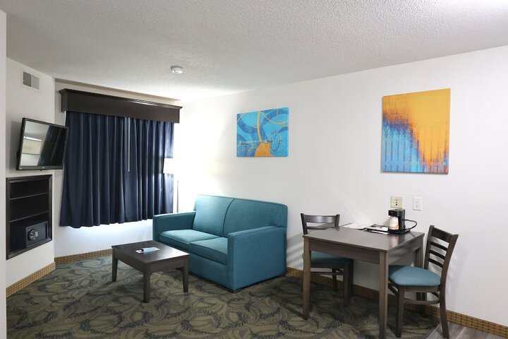 1 Queen Bed Efficiency Suite (3 of 54)