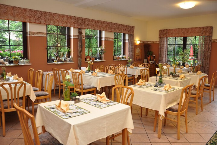 Dining 11 of 25