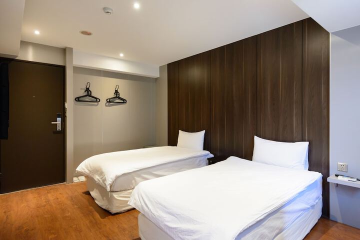 Room 10 of 32