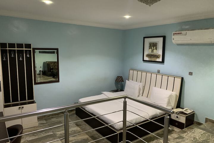 Room 5 of 18