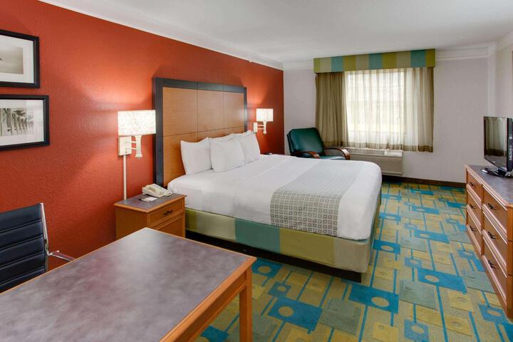 1 King Bed Deluxe Room (8 of 14)