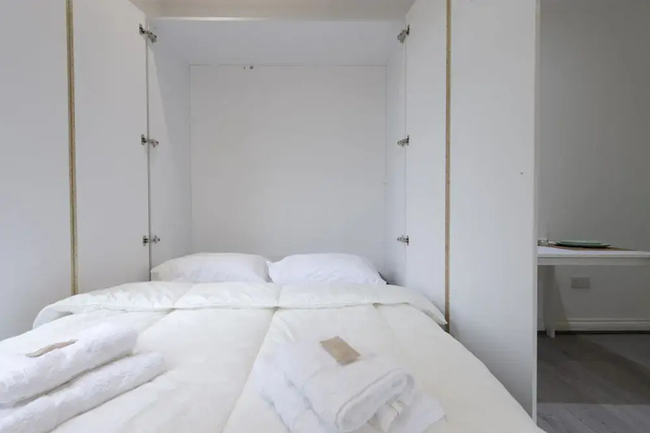 Room 5 of 16