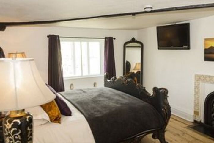 Room 4 of 33
