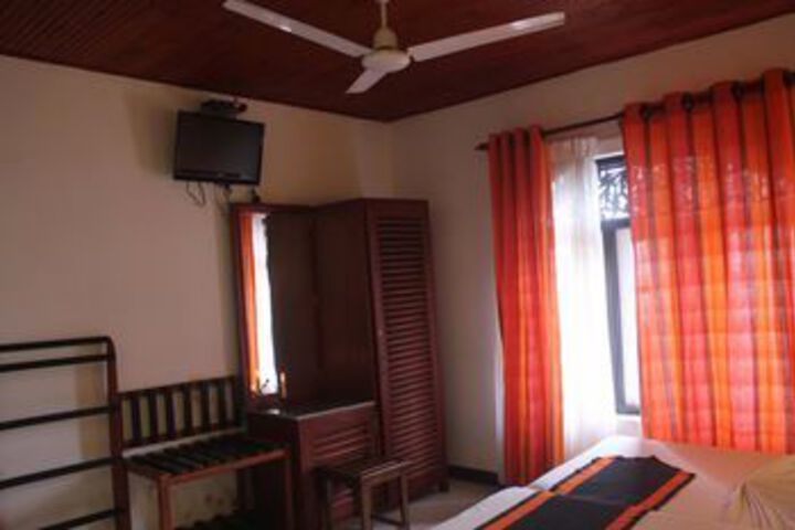 Room 4 of 16