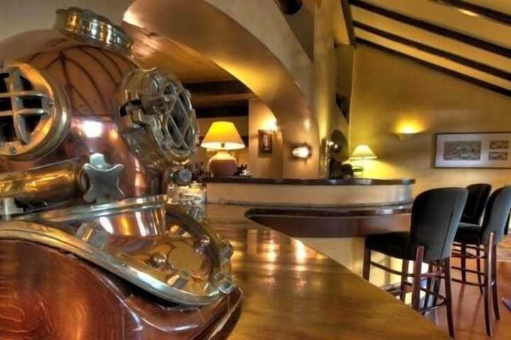 Lounge 21 of 33