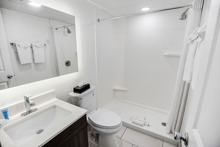 Standard Single 2 Queen Beds Kitchenette (2 of 19)