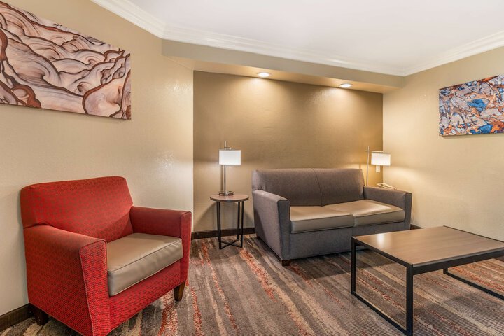 1 King Bed High Speed Balcony or Patio Microfridge Full Breakfast (6 of 12)