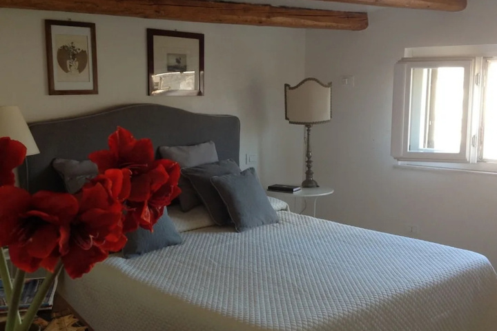 Room 2 of 10