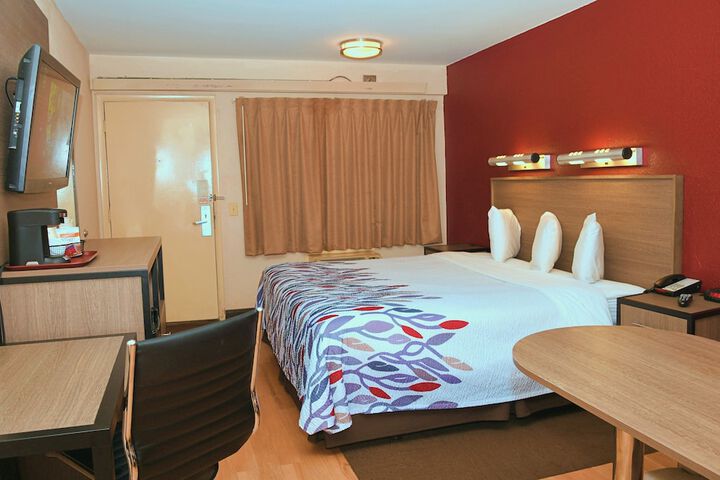 1 King Bed (13 of 17)