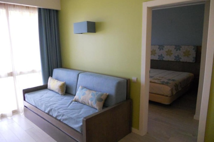 Room 6 of 42