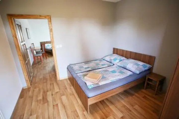 Room 4 of 8