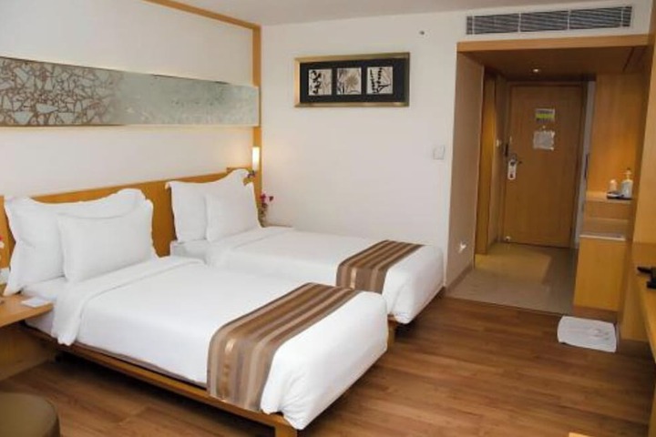 Room 7 of 33