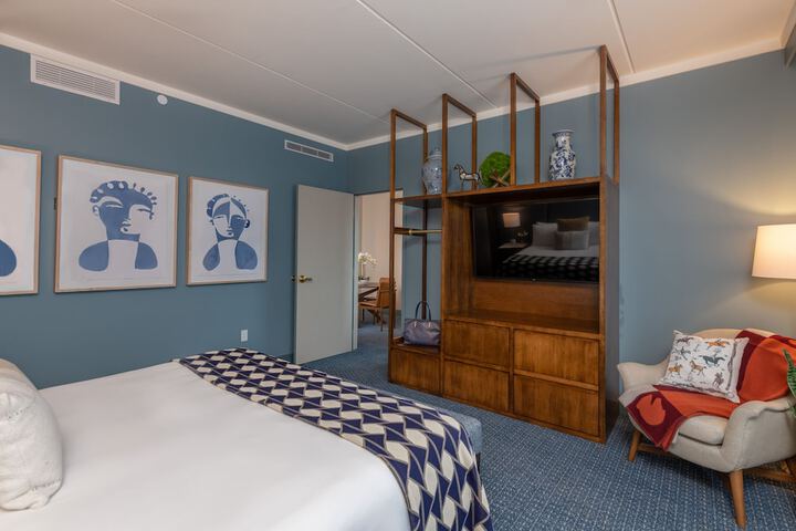Deluxe King Bed (1 of 22)