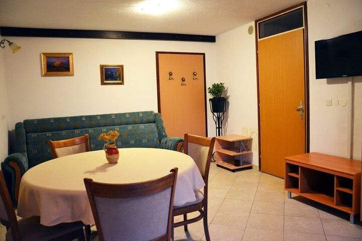 Room 16 of 28