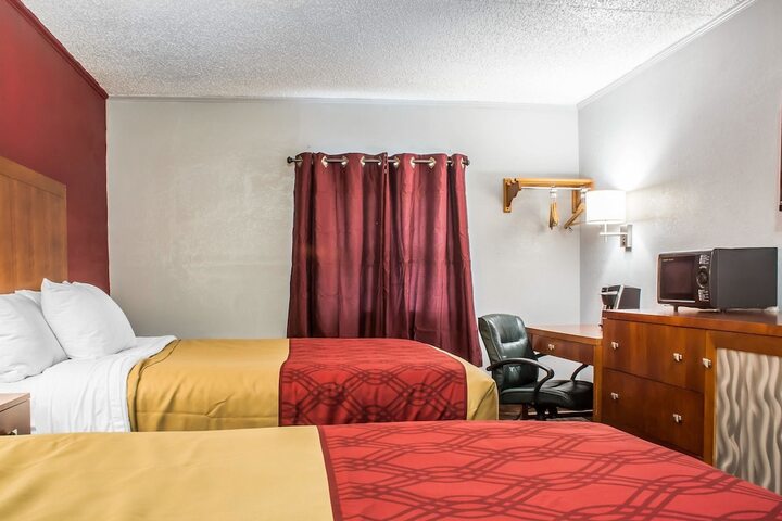 2 Queen Beds (10 of 14)