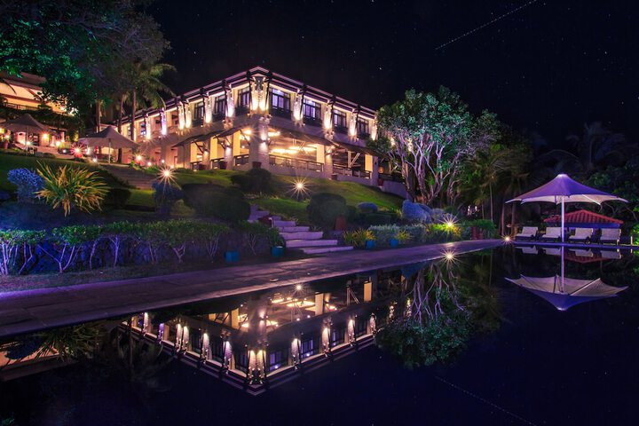 Hotel with Pool