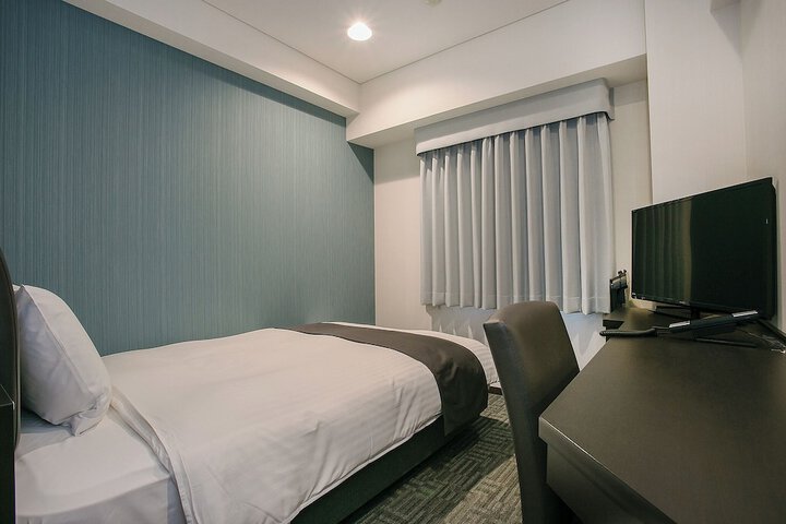 Room 27 of 64