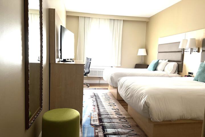 Quadruple 2 Queen Beds Accessible (1 of 11)