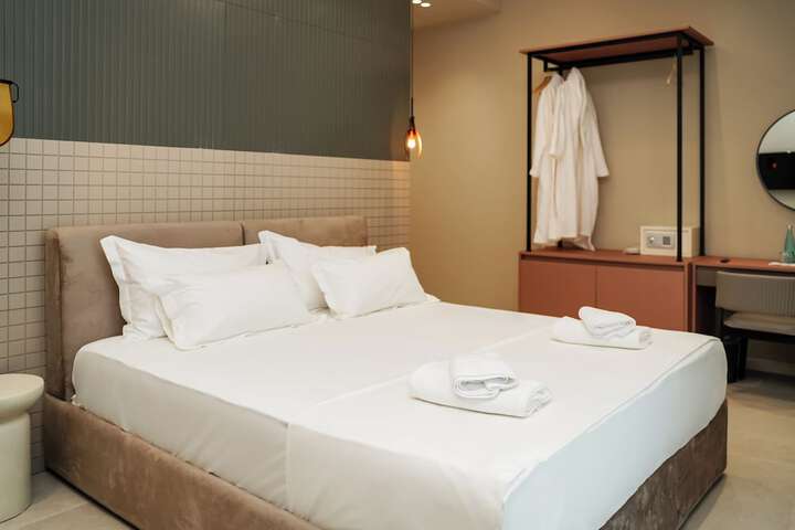 Room 73 of 177