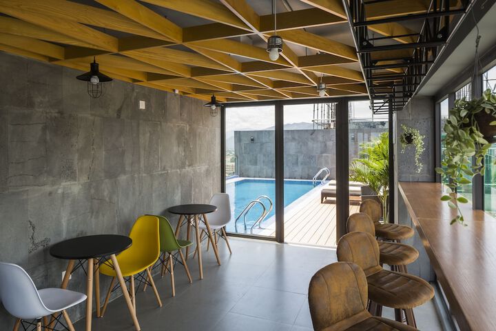 Lounge 58 of 67