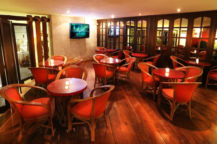 Lounge 44 of 76