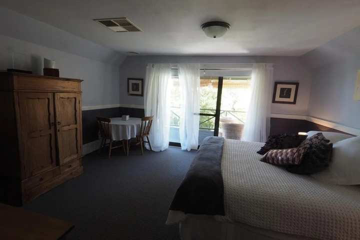 Room 3 of 10