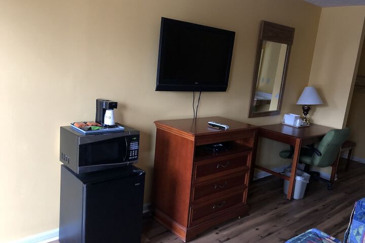 2 Queen Beds (1 of 10)