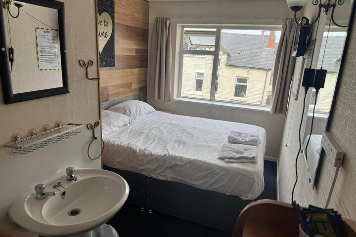 Room 9 of 156