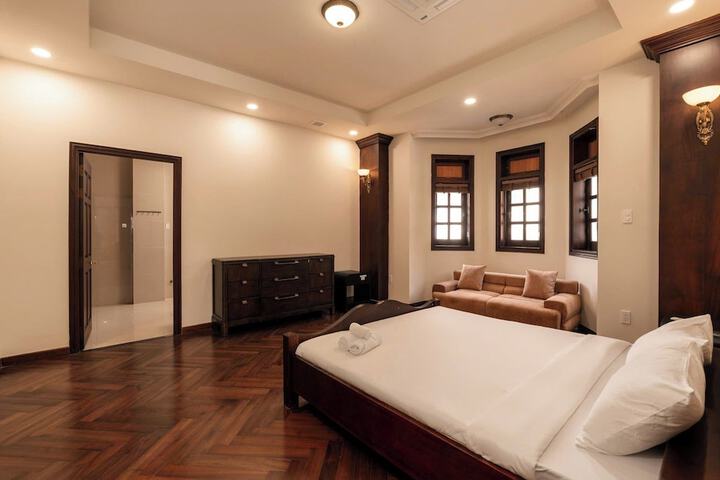 Room 7 of 12