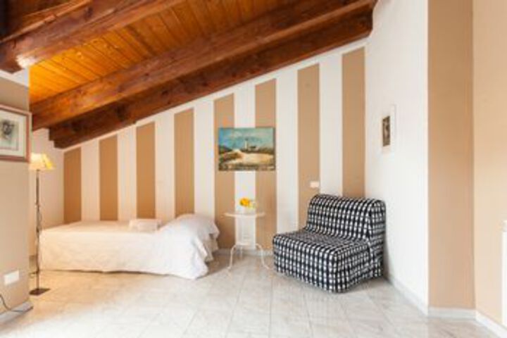 Room 6 of 11