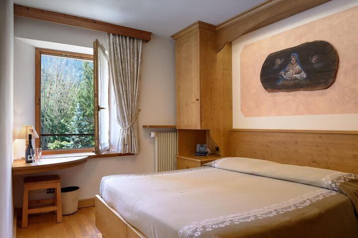 Room 10 of 43