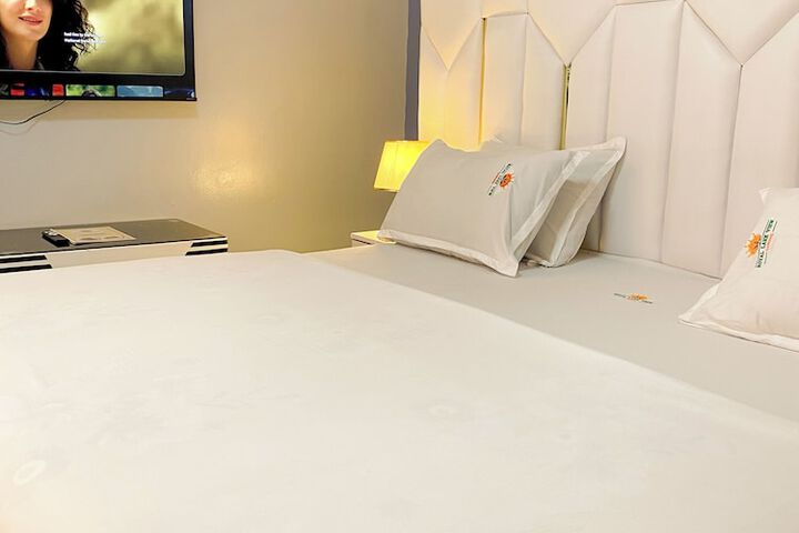 Room 7 of 93