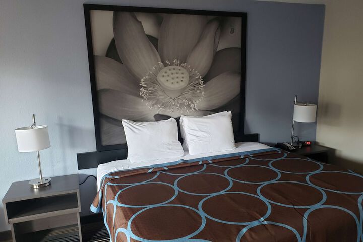 1 King Bed (2 of 8)