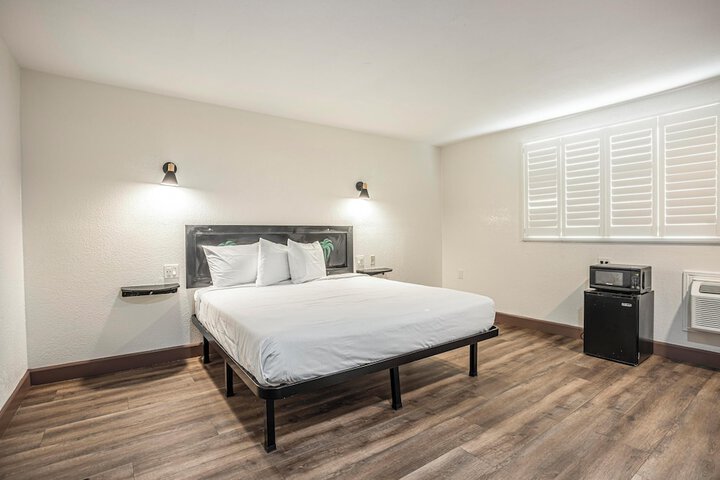 Basic Room 1 King Bed (7 of 15)