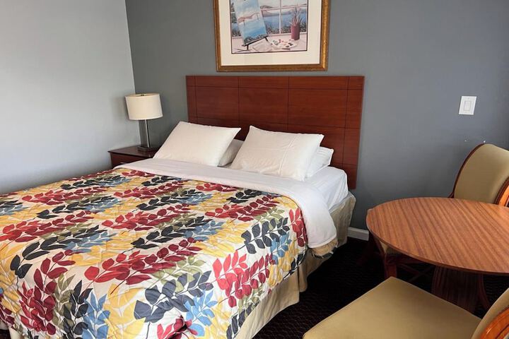 Basic 2 Queen Beds (5 of 21)