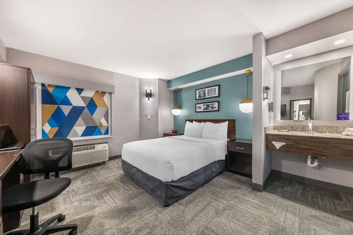 1 Queen Bed (11 of 16)