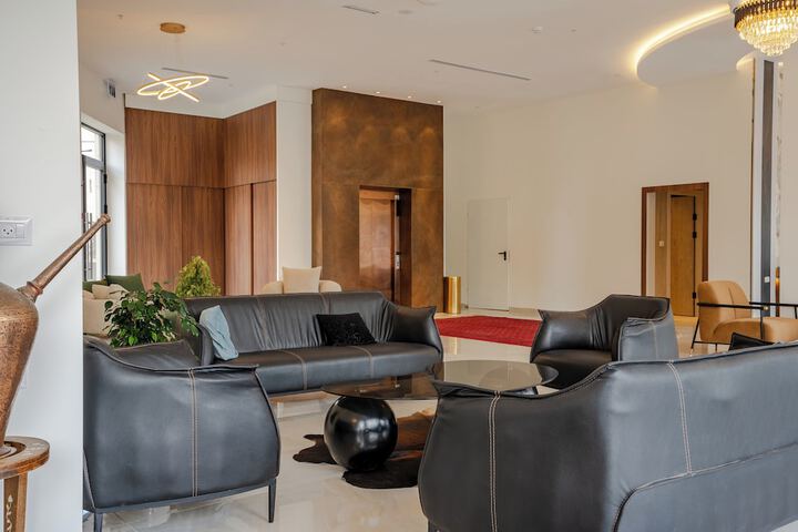 Lounge 41 of 52