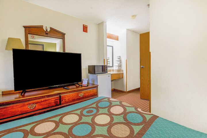 1 Queen Bed (9 of 33)