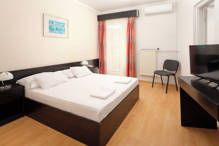 Room 8 of 67